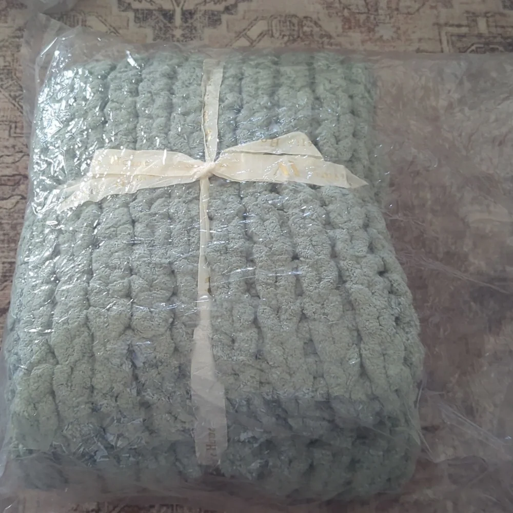 Amélie Home Chunky Knit Throw Blanket Couch, Soft Chenille Crochet Blanket 50x60